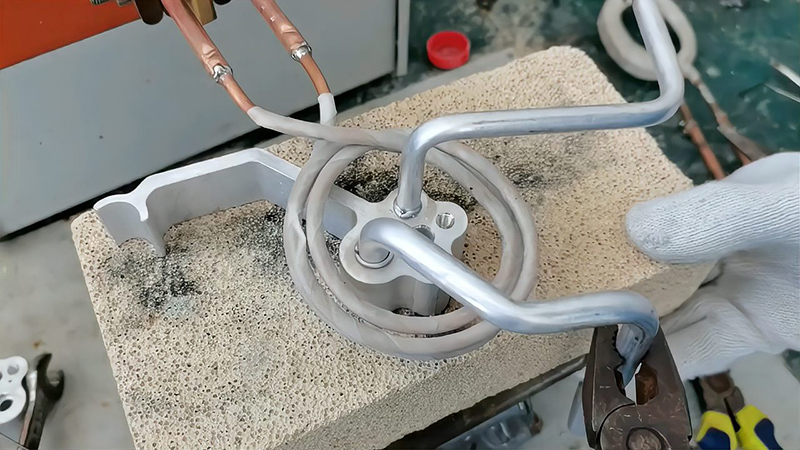 汽車空調(diào)雙壓板鋁管高頻焊接是一種高效、可靠的制造技術(shù)