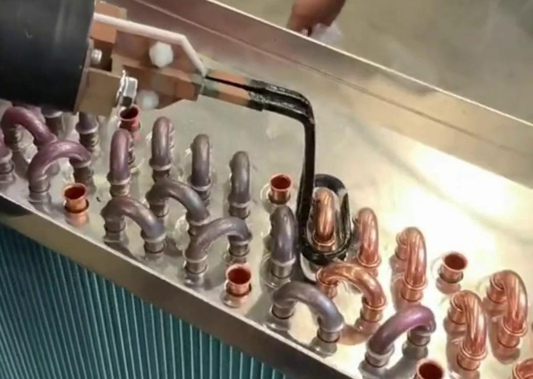 高頻自動(dòng)化釬焊設(shè)備是一種高效、高質(zhì)量的焊接設(shè)備，具有廣泛的應(yīng)用前景和市場(chǎng)需求