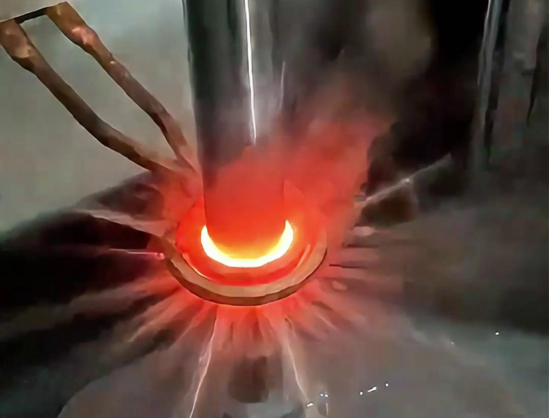 采用高頻熱處理淬火設備對導柱進行淬火處理，可以確保其性能達到最優(yōu)狀態(tài)