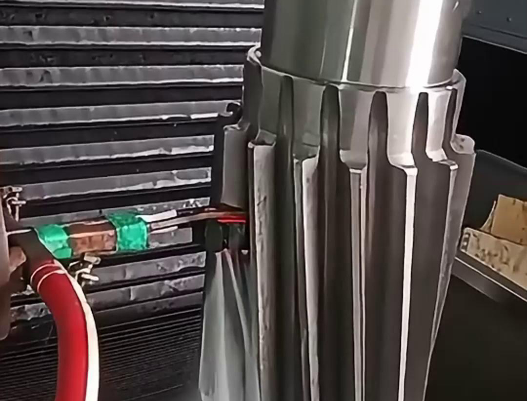 花鍵軸自動(dòng)化高頻淬火技術(shù)是一種高效、環(huán)保的金屬熱處理技術(shù)，具有廣泛的應(yīng)用前景