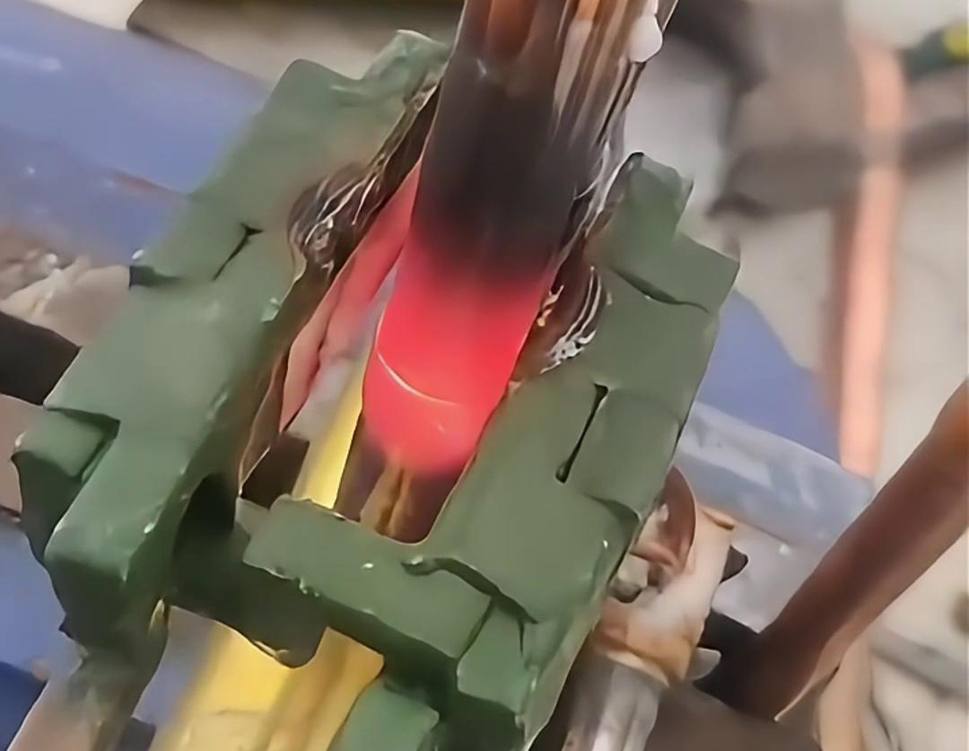 手持式高頻焊機，在制冷冰箱空調(diào)生產(chǎn)領(lǐng)域起到至關(guān)重要的作用，例如銅管焊接，鋁管焊接，四通閥焊接等