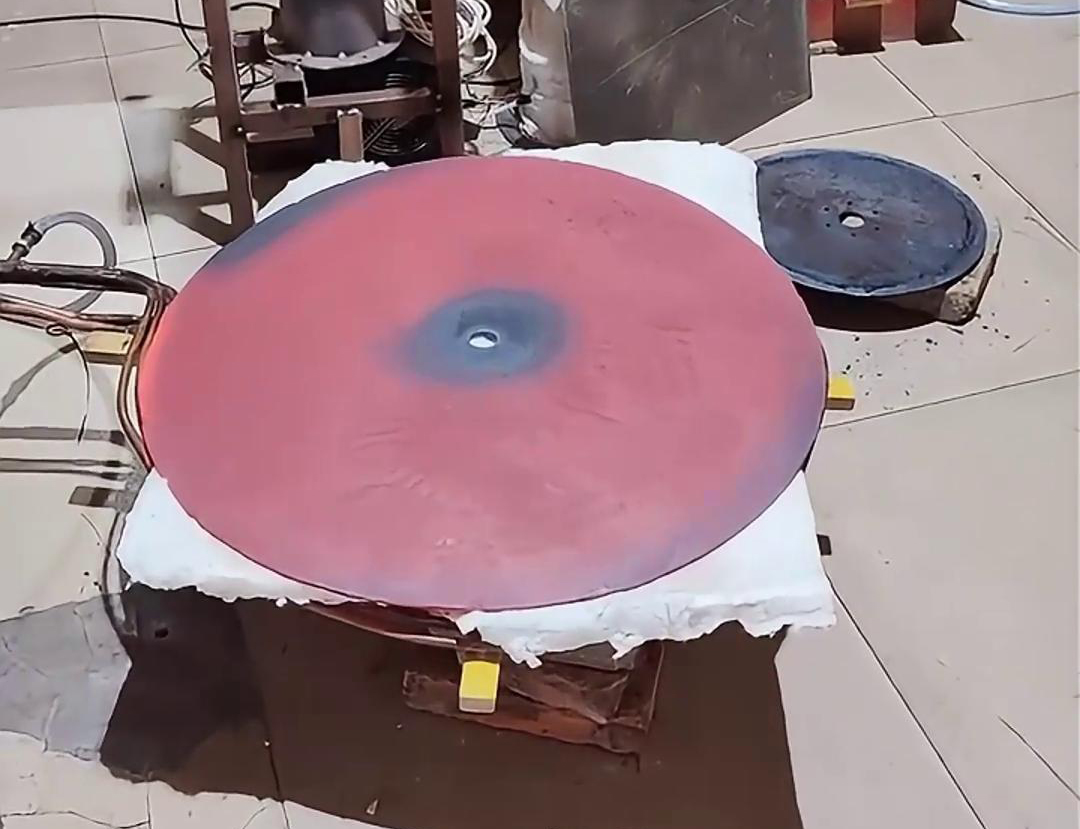 超音頻感應(yīng)加熱設(shè)備在平板平面材料進(jìn)行快速、均勻的加熱。