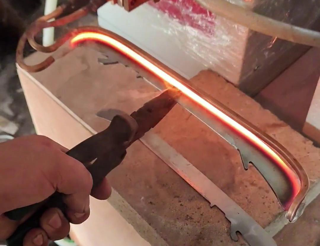 高頻淬火機(jī)用于各種鋼銼刀、磨刀棒、錘刀等刀具的熱處理