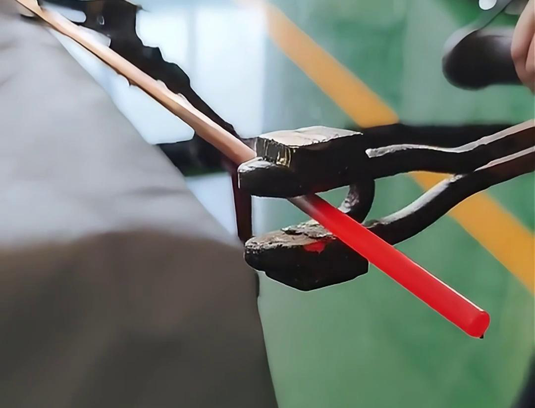 手持式高頻加熱機適用于感應(yīng)焊接釬焊，加熱淬火、回火和熱處理