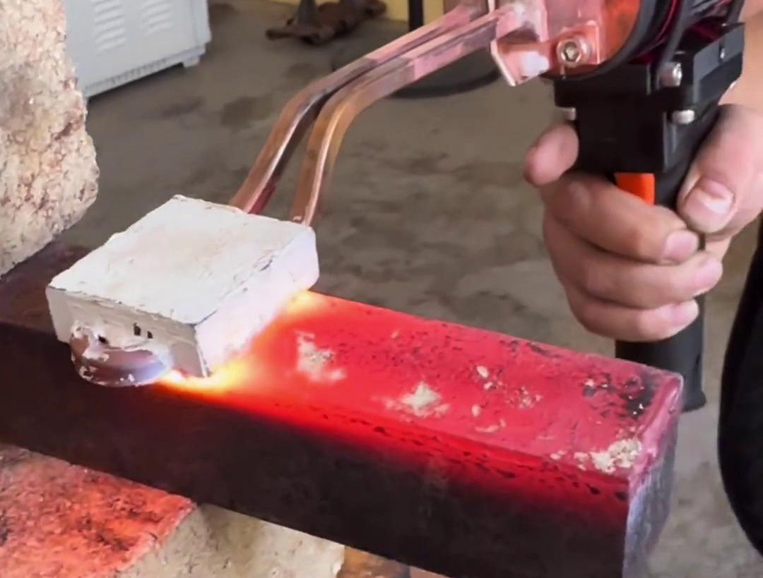 軟電纜手持式高頻加熱機一款操作簡便、加熱迅速且安全高效加熱設(shè)備