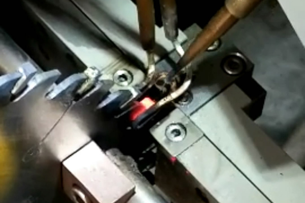 高頻焊接機(jī)在鋸齒修復(fù)、合金刀片焊接、熱裝熱拆等方面都有著廣泛的應(yīng)用