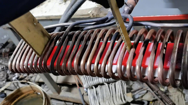 中頻鋼板加熱技術(shù)是一種高效、環(huán)保、精確的金屬加工方法