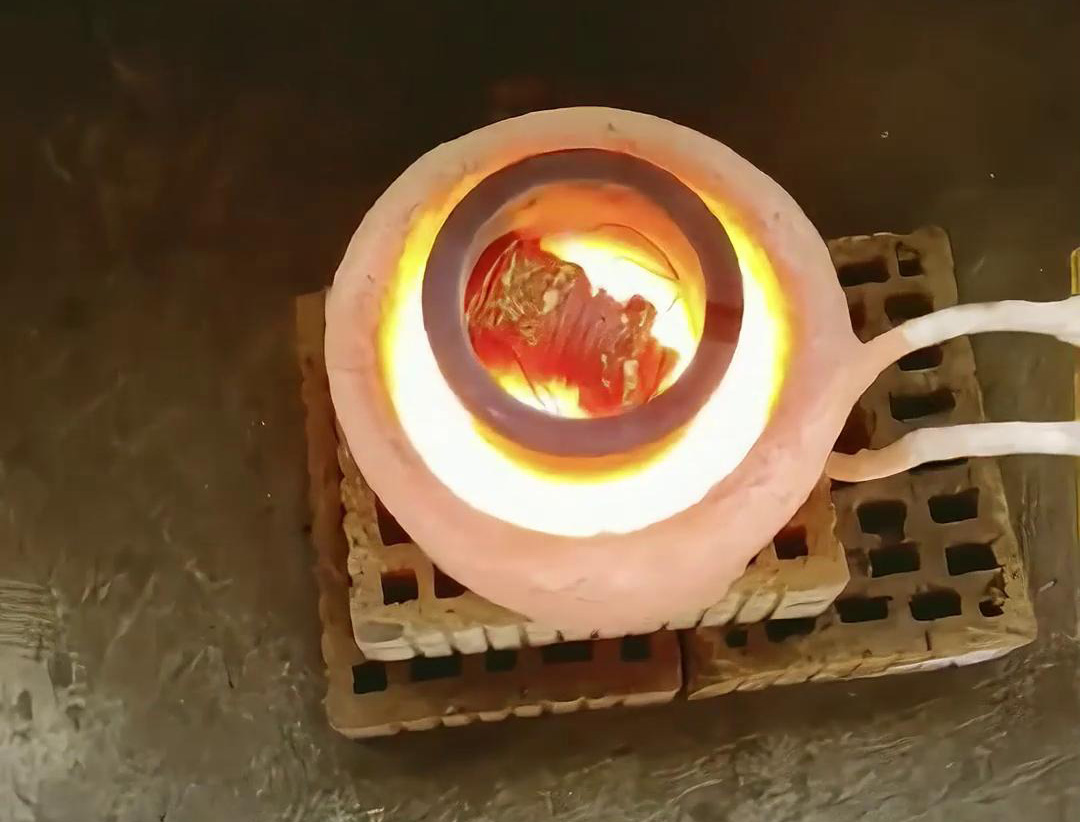 超高頻金屬熔煉爐廣泛應(yīng)用于合金鋼、金銀等貴金屬、銅、鐵、鋁等金屬的熔煉