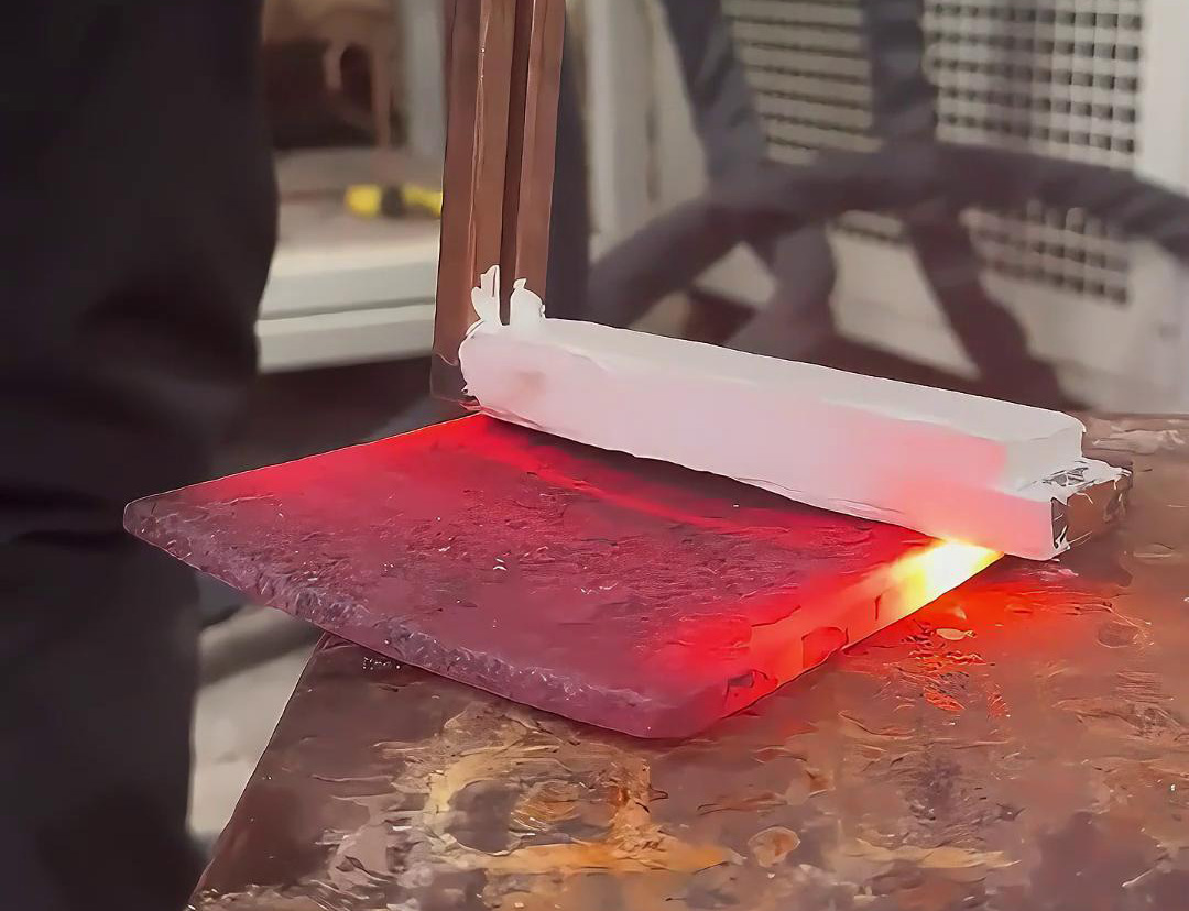 手持式高頻機在平面加熱方面展現(xiàn)出了高效、靈活、精確和節(jié)能環(huán)保等優(yōu)勢