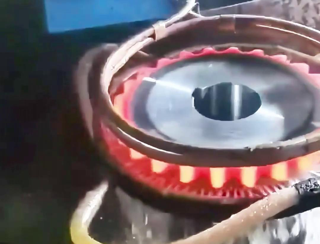 高頻齒輪淬火設(shè)備，可以顯著提高齒輪的機(jī)械性能和使用壽命