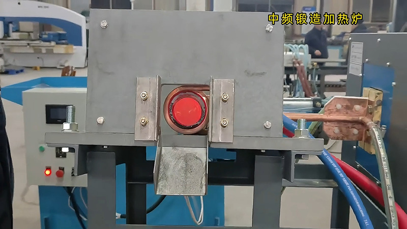 中頻鍛造加熱爐配置自動(dòng)化控制系統(tǒng)和送料機(jī)，確實(shí)是一種高效、精準(zhǔn)的熱處理設(shè)備。