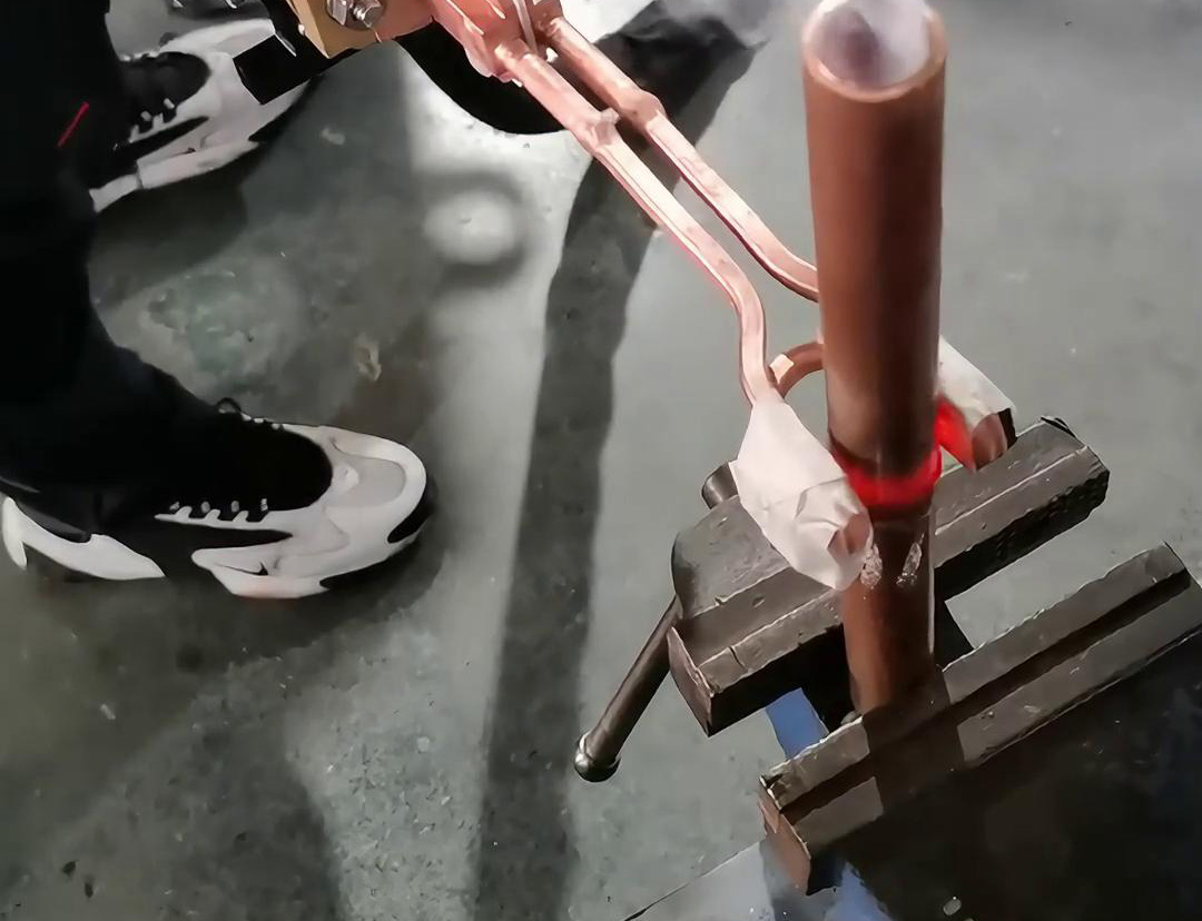 手持式高頻焊機(jī)的價(jià)格相對(duì)較高，但其高效、靈活、高質(zhì)量的銅管焊接特點(diǎn)