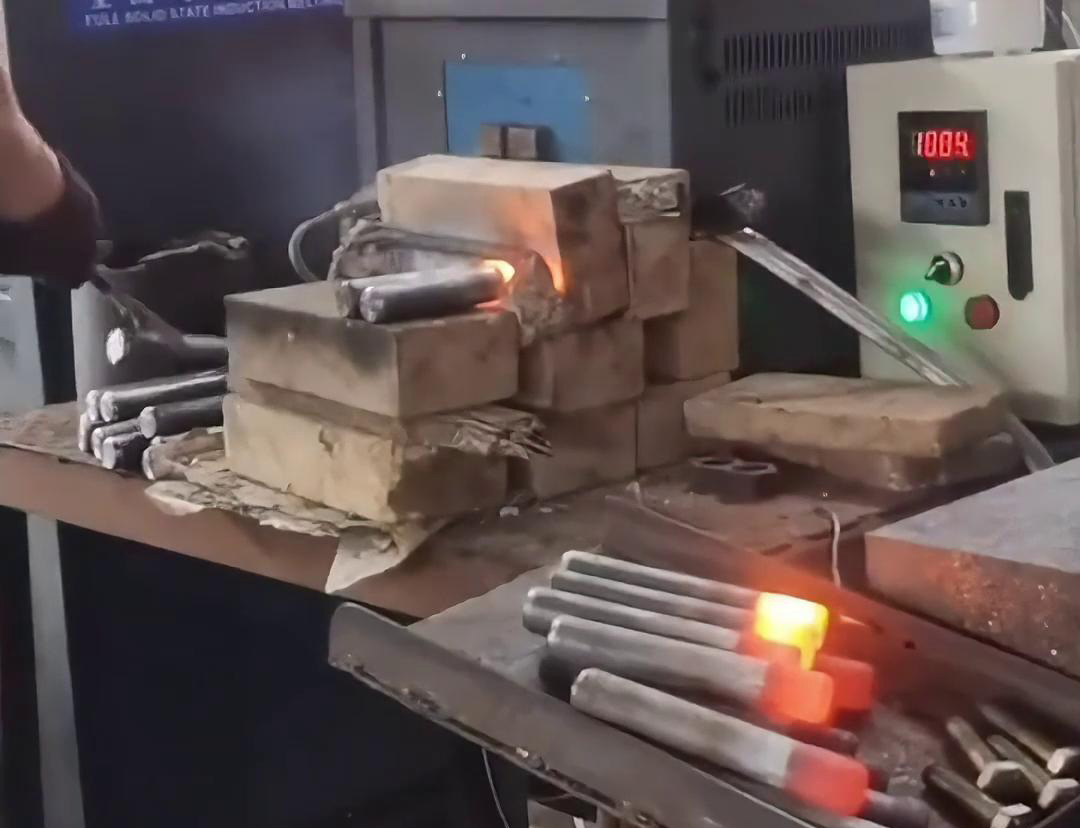 高頻鍛造加熱爐，其帶溫控的功能和紅外監(jiān)控技術(shù)提高了生產(chǎn)效率