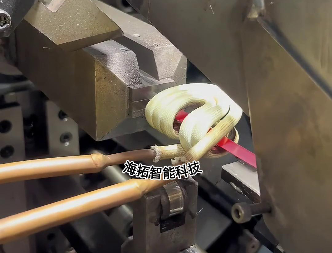 感應加熱設備在彈簧生產(chǎn)制造中的應用非常廣泛，特別是在鋼片的預熱和簡易退火熱處理方面