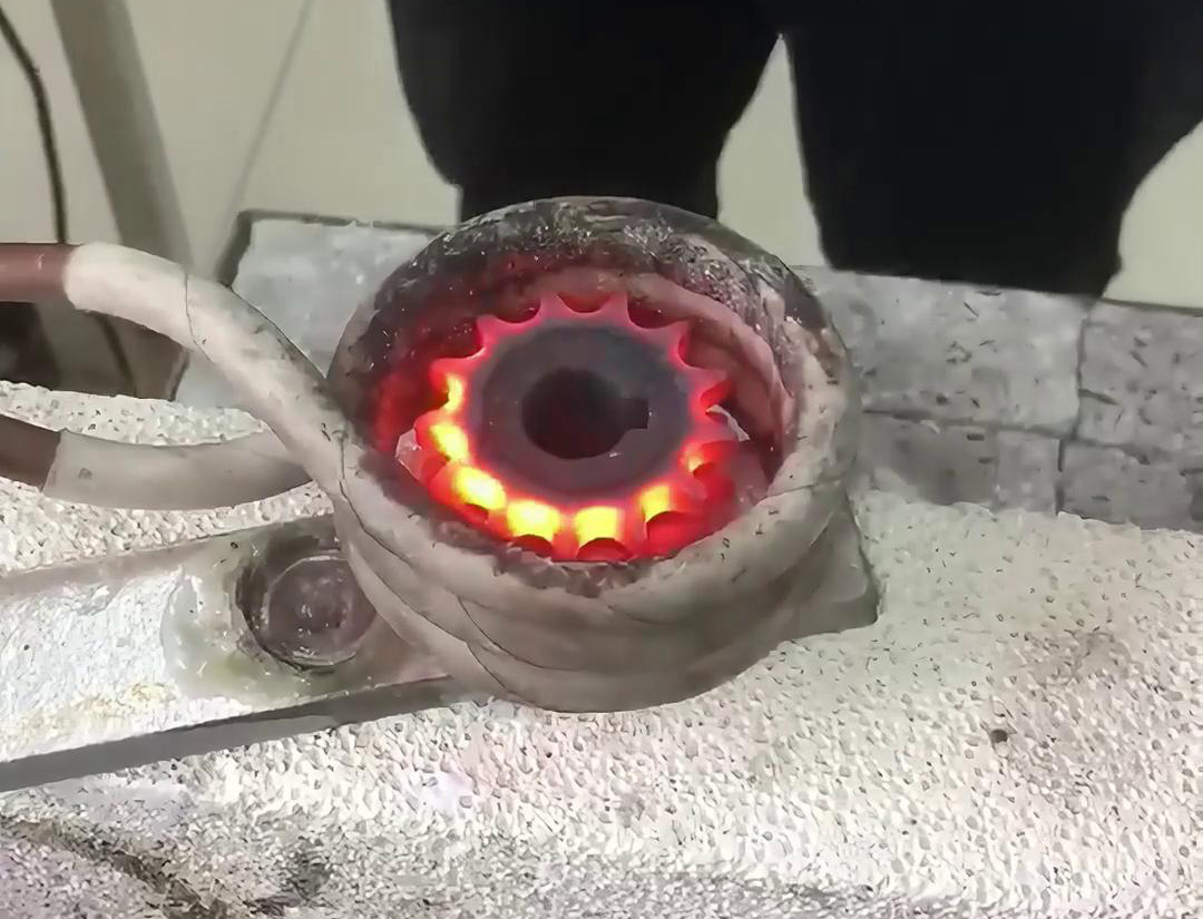 高頻齒輪淬火設(shè)備廣泛應(yīng)用于汽車、機(jī)械、航空航天等行業(yè)的齒輪制造和維修領(lǐng)域