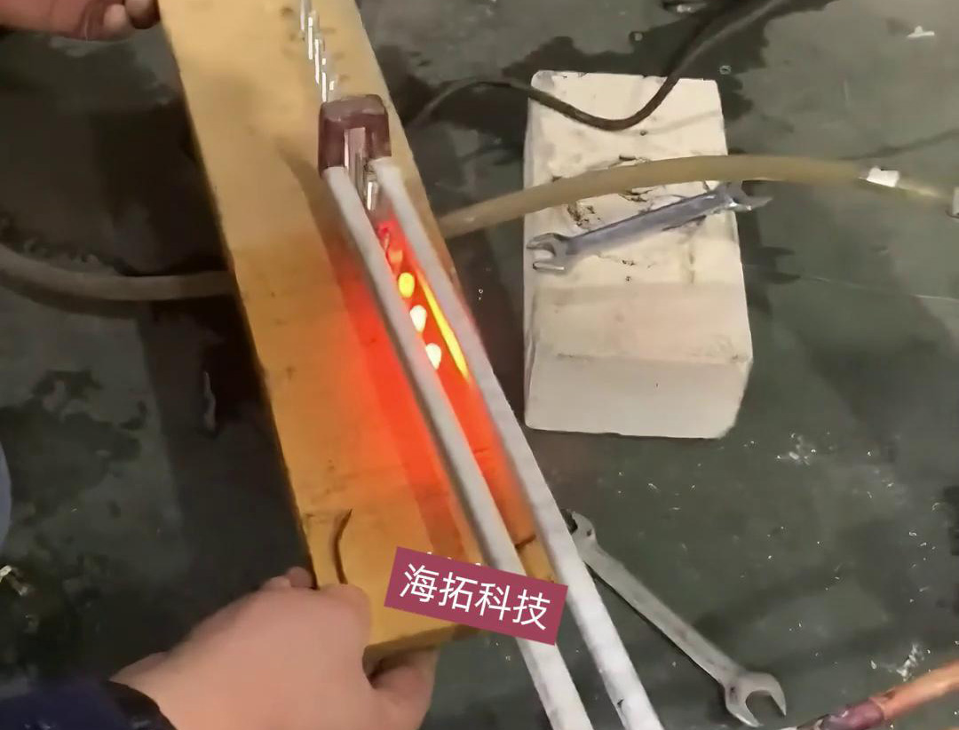 6mm端頭在線退火，采用高頻加熱機(jī)配合自動(dòng)輸送帶實(shí)現(xiàn)均勻加熱退火