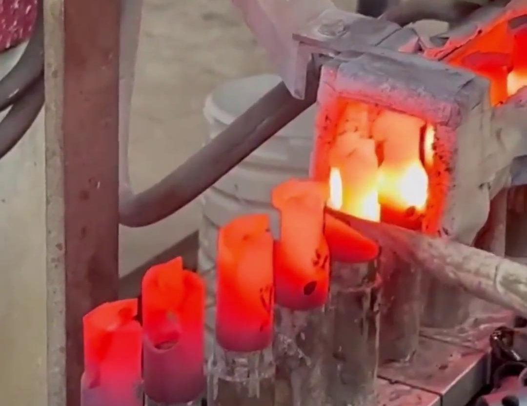 半自動化套筒高頻淬火設備生產(chǎn)線適用于各種需要淬火的套筒零件