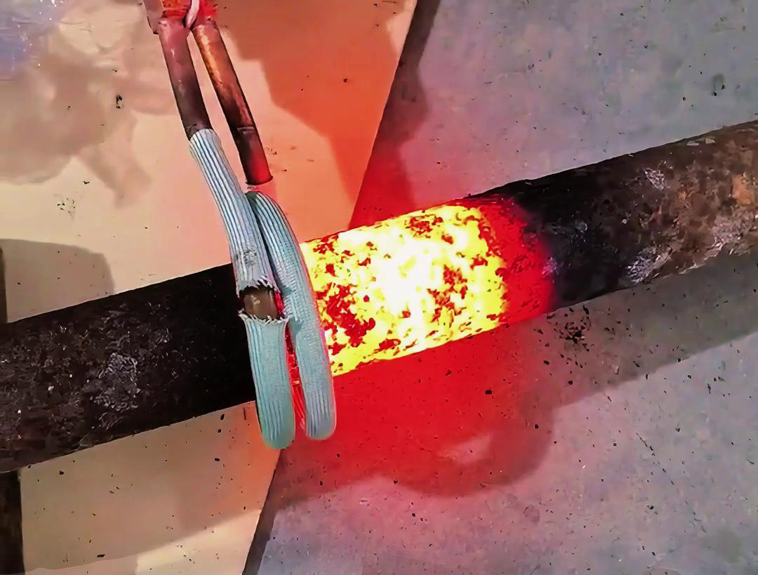 對于棒料的移動加熱，手持式高頻機和手持式感應(yīng)加熱設(shè)備同樣適用