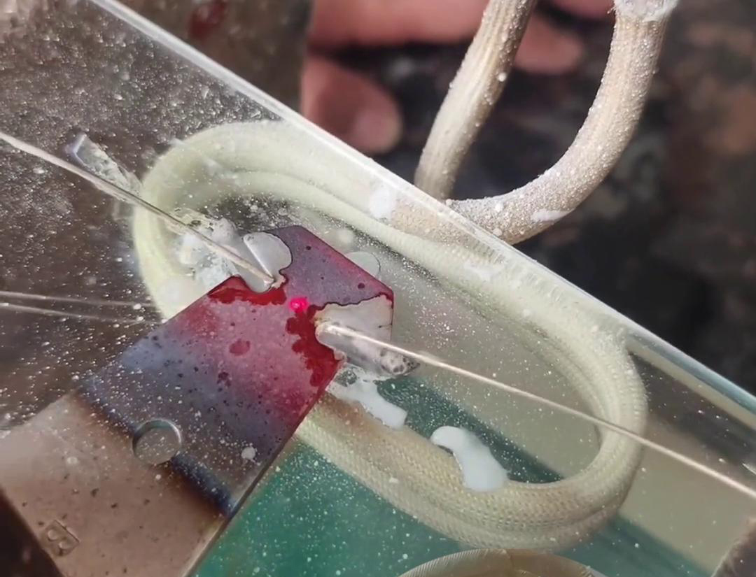 手持式高頻焊接機(jī)在直排銅板、鋁板等金屬材料的焊接中表現(xiàn)出色