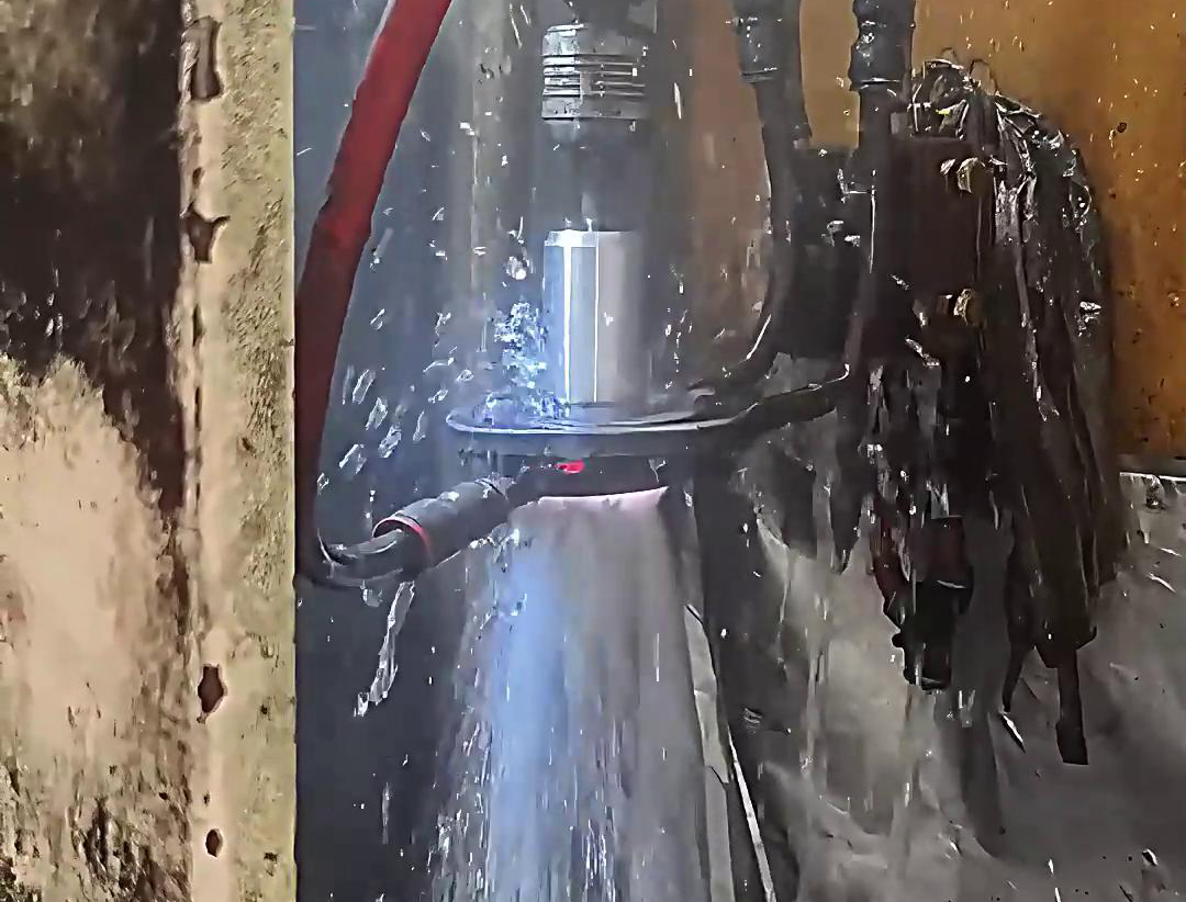 中頻淬火機床是一種高效、精確、可靠的軸淬火設備，適用于各類軸類工件的淬火熱處理