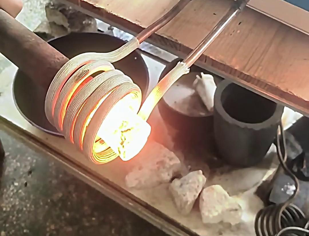 高頻機棒料加熱適用于需要快速加熱至特定溫度的應(yīng)用場景，如熱處理、熱鍛、焊接等工藝。