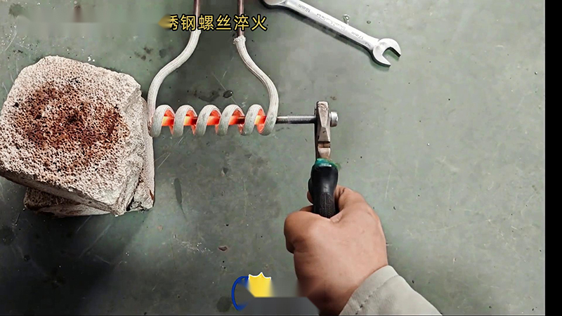 海拓高頻加熱機：304不銹鋼螺絲生產(chǎn)的高效淬火熱處理利器