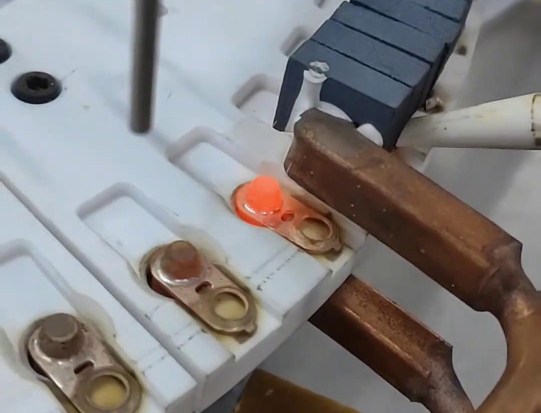 海拓全自動(dòng)高頻焊接設(shè)備:電工電器配件生產(chǎn)銅端子焊接的革新力量