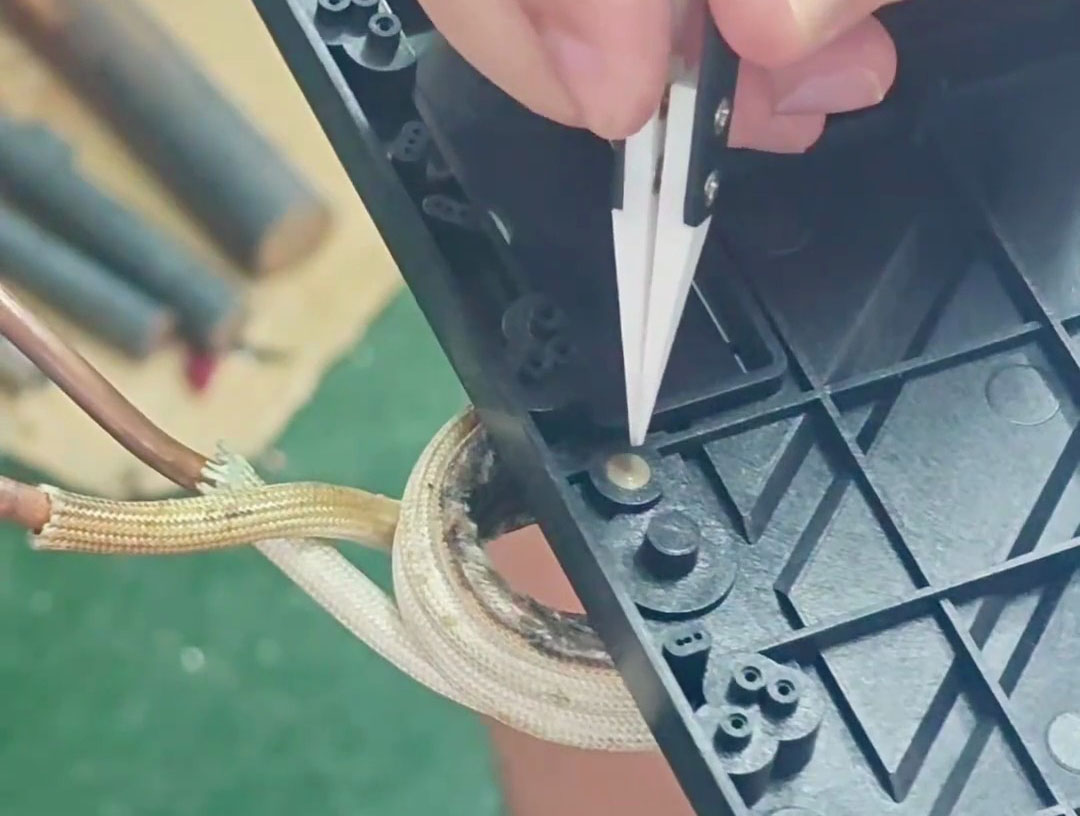 高頻加熱無明火：可燃環(huán)境下螺絲快速熱拆技術(shù)解析