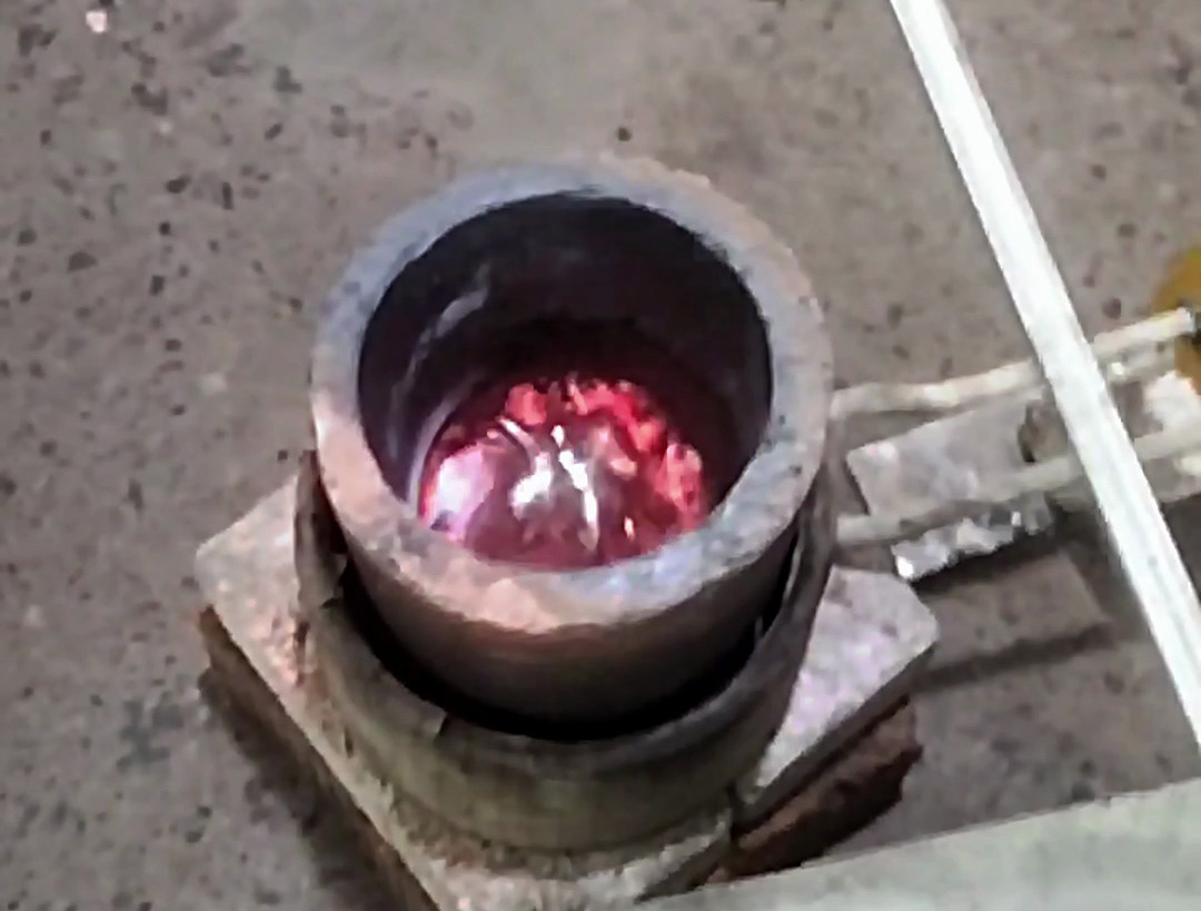 小型中頻熔鋁爐：紅外溫控精準(zhǔn)控溫，700℃恒溫熔鋁解決方案