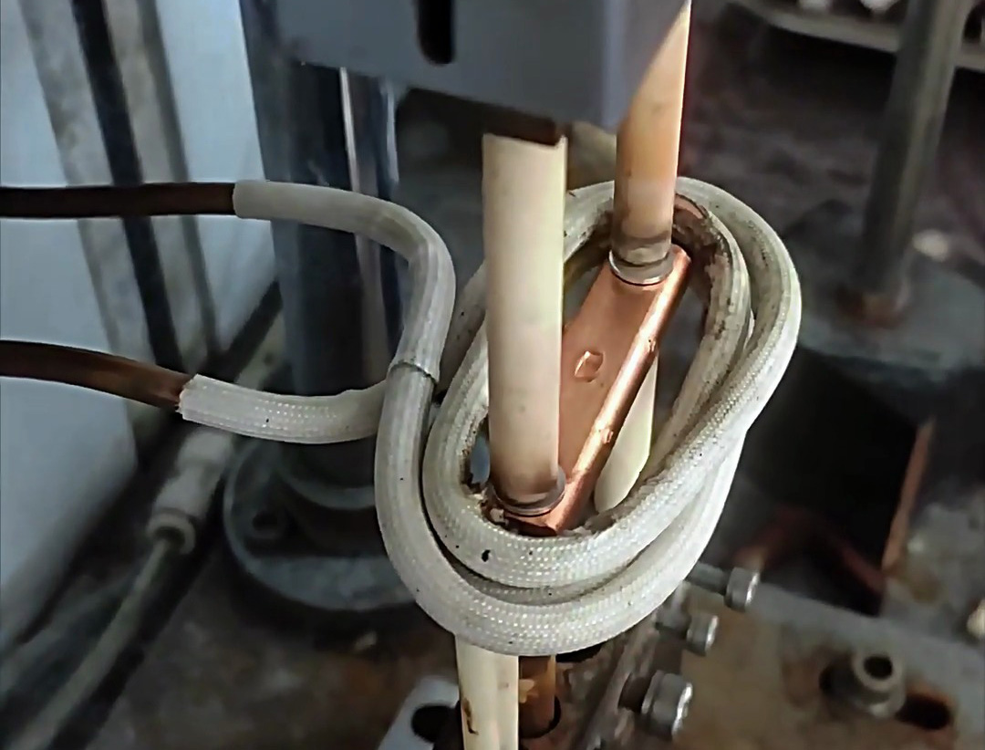 銀觸點(diǎn)半自動(dòng)化高頻焊接設(shè)備:人工輔助與自動(dòng)焊接的高效結(jié)合