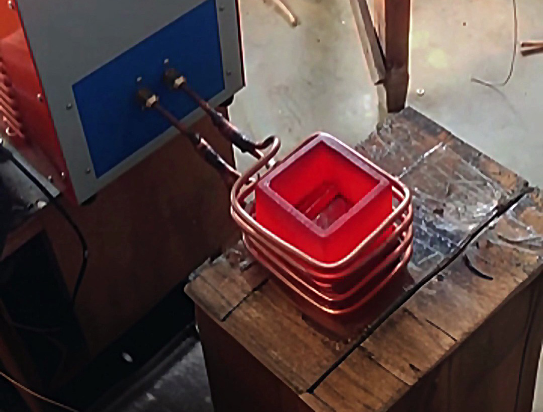 海拓小型熔煉爐：不止圓形坩堝，定制不規(guī)則坩堝輕松實(shí)現(xiàn) —— 方形坩堝熔錫工藝演示