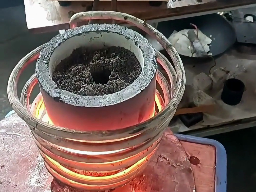 海拓高頻熔煉爐礦石熔煉實(shí)測(cè)：金屬含量達(dá)標(biāo)即可提煉，原礦篩選后輕松分離！