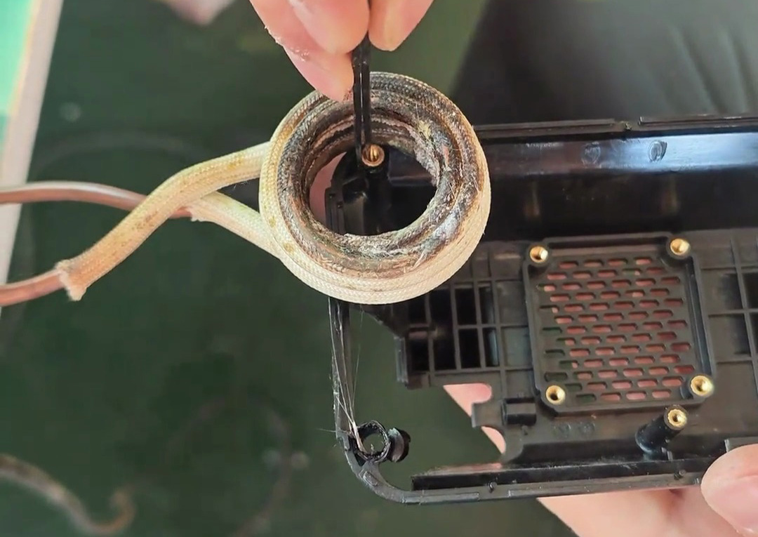 海拓高頻加熱機(jī)：塑料 - 金屬熱拆分離的高效解決方案