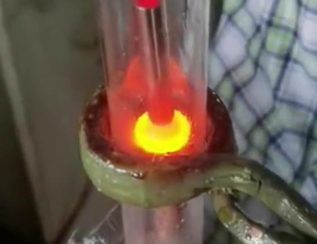 通過(guò)手持式高頻加熱機(jī)在氮?dú)獗Ｗo(hù)下焊接銅管，可以獲得高質(zhì)量的焊縫，提高產(chǎn)品的性能和可靠性