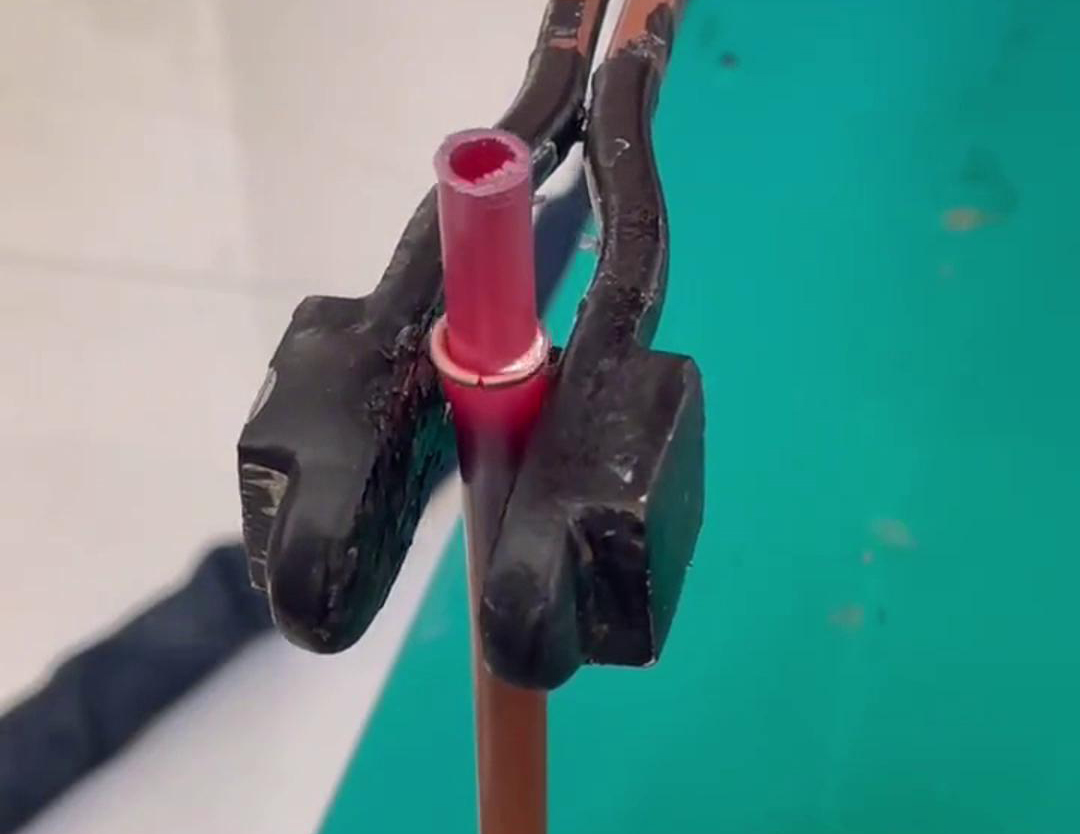 散熱器銅管對(duì)接焊用手持式高頻機(jī)，只要三秒就可以焊接完成，看一看效果如何