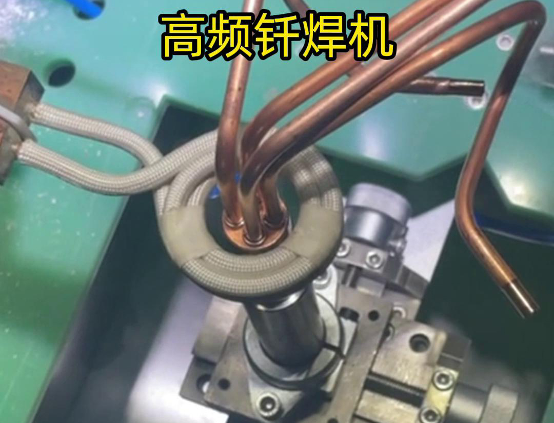 在雙工位自動(dòng)感應(yīng)釬焊設(shè)備中，每個(gè)工位都配備了獨(dú)立的感應(yīng)加熱系統(tǒng)和釬焊工具，確保兩個(gè)工位可以同時(shí)進(jìn)行焊接作業(yè)