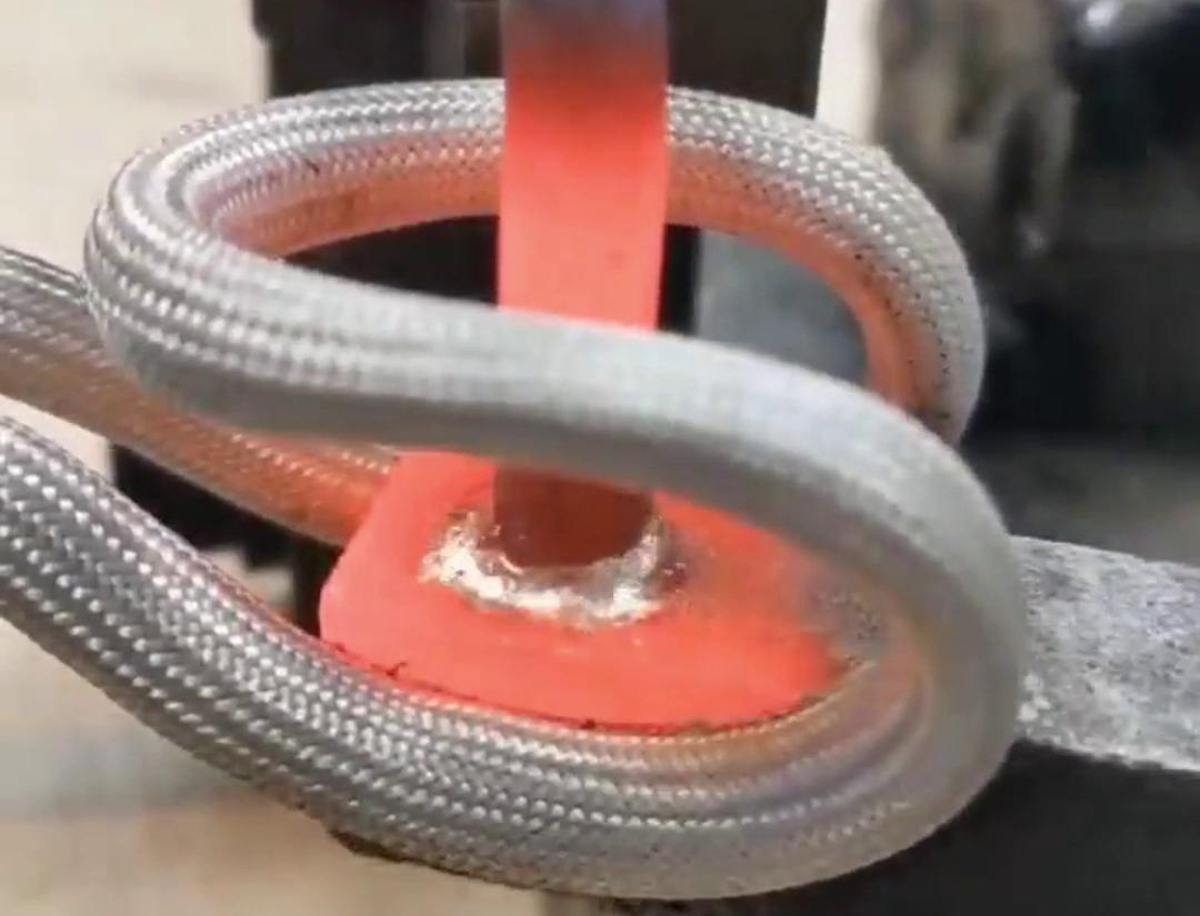 手持式高頻焊接機(jī)是一種便攜式的焊接設(shè)備，適用于多種材料的焊接，包括不銹鋼、銅、鋁