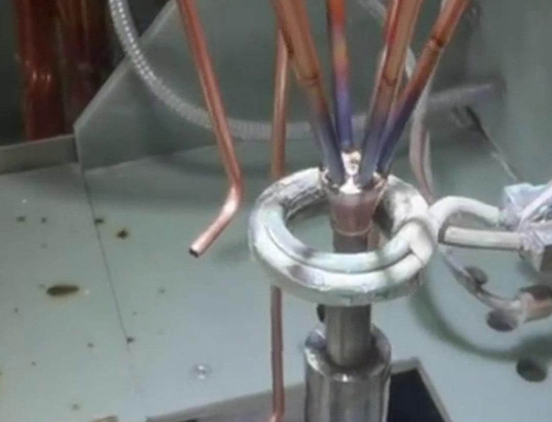 高頻焊機(jī)在焊接銅管時(shí)，需要特別關(guān)注焊接參數(shù)的選擇、焊接過程的控制以及焊接后的處理，以確保焊接質(zhì)量和銅管的性能