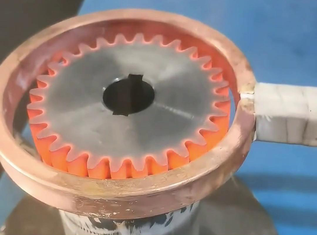 高頻淬火機以其高效、精確、節(jié)能、環(huán)保等優(yōu)點