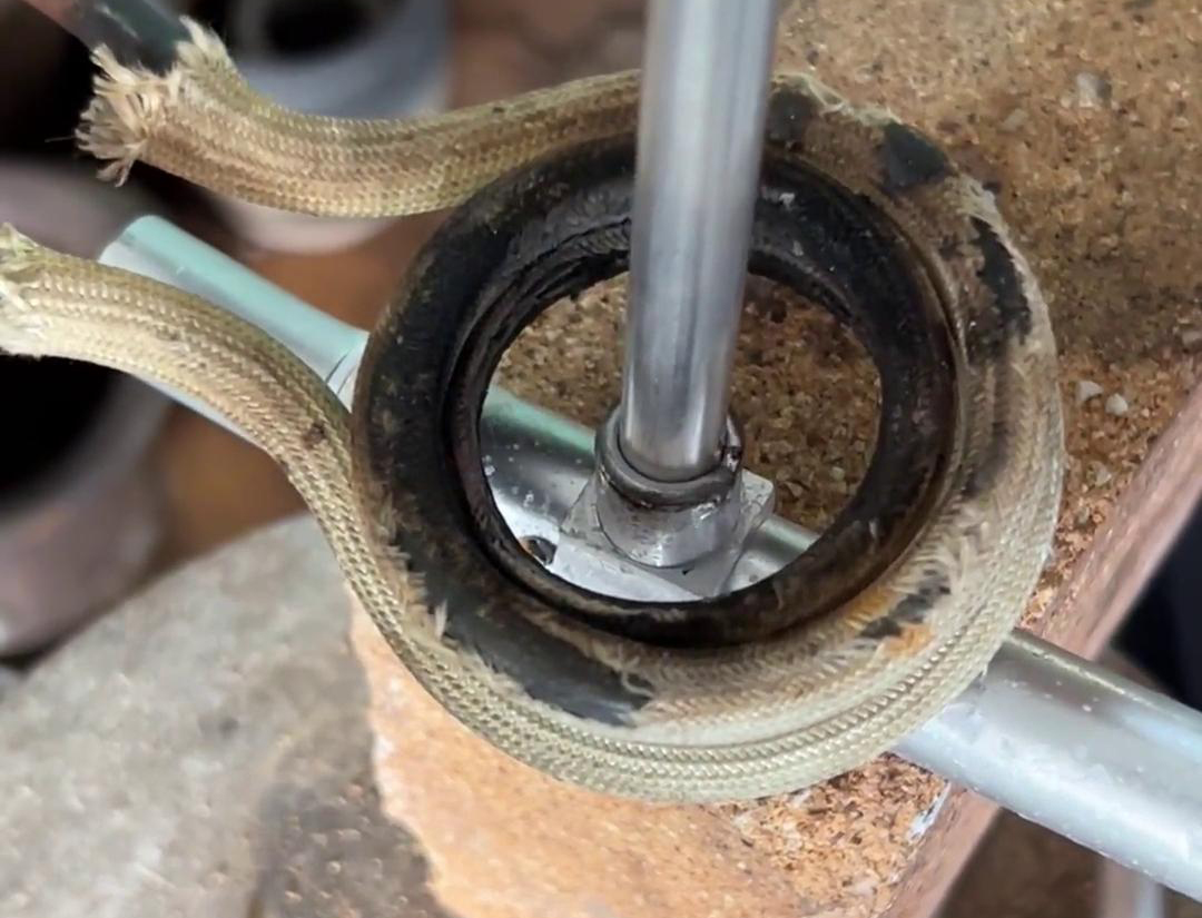 高頻焊機操作簡便，安全可靠，適用于大規(guī)模鋁管焊接生產