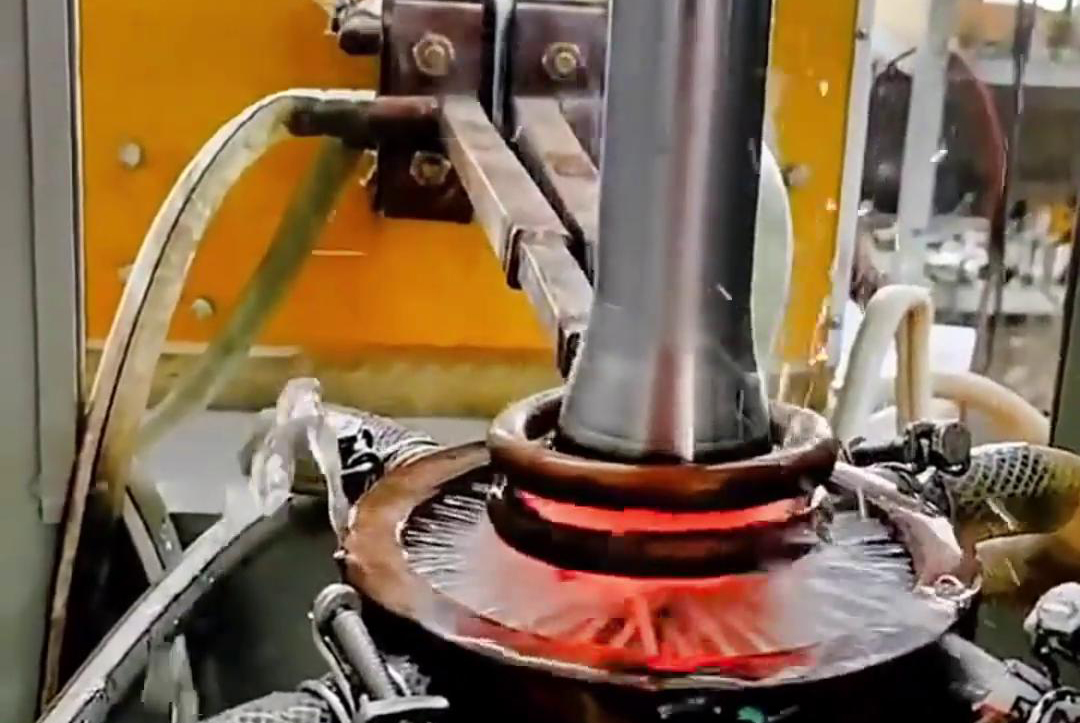 ?軸分段高頻淬火調(diào)試是一個(gè)相對(duì)復(fù)雜且技術(shù)性強(qiáng)的過(guò)程，涉及對(duì)淬火設(shè)備、淬火工藝參數(shù)以及材料特性的精確控制和調(diào)整