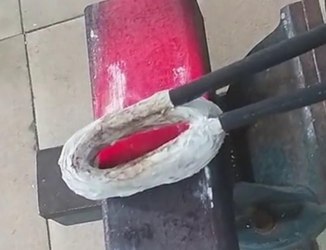 手持式高頻加熱機在方管加工中，它可以用來實現(xiàn)焊接預(yù)熱、局部退火、彎曲軟化等工藝需求