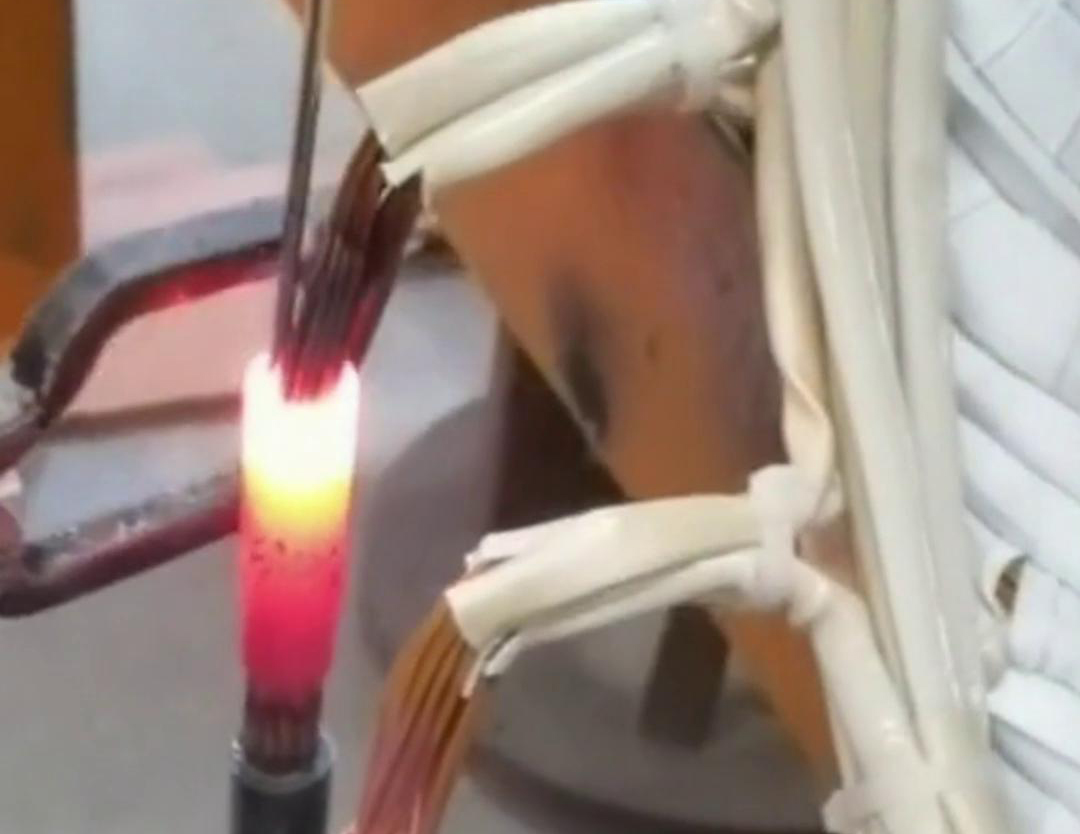 手持式高頻焊機是一種高效、簡單、環(huán)保的焊接設(shè)備，適用于各種金屬材料的焊接任務(wù)