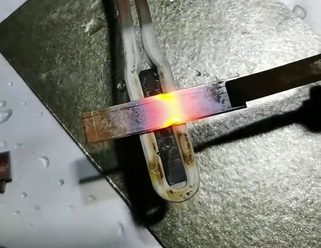 手持式平面加熱設(shè)備的優(yōu)勢在于其高效、快速、靈活和安全