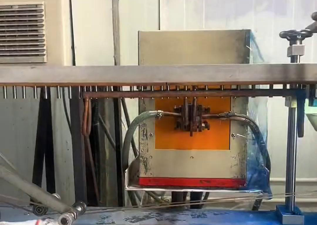 通過振動(dòng)盤自動(dòng)化上料到輸送帶，然后高頻電源對要加熱的工件進(jìn)行局部加熱，根據(jù)工藝要求直接經(jīng)過容器 ，讓其局部覆蓋一層涂料