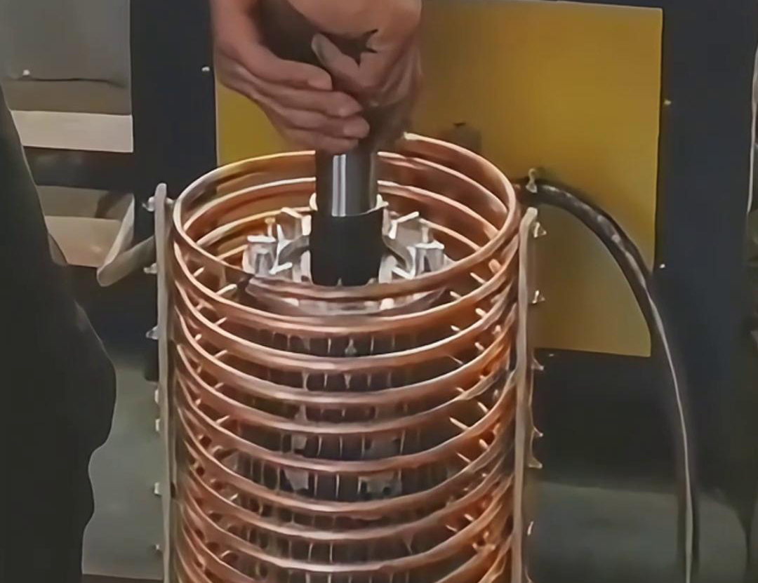 利用高頻電源控制電流對轉子進行快速加熱，使其膨脹，然后將其裝配到定子中