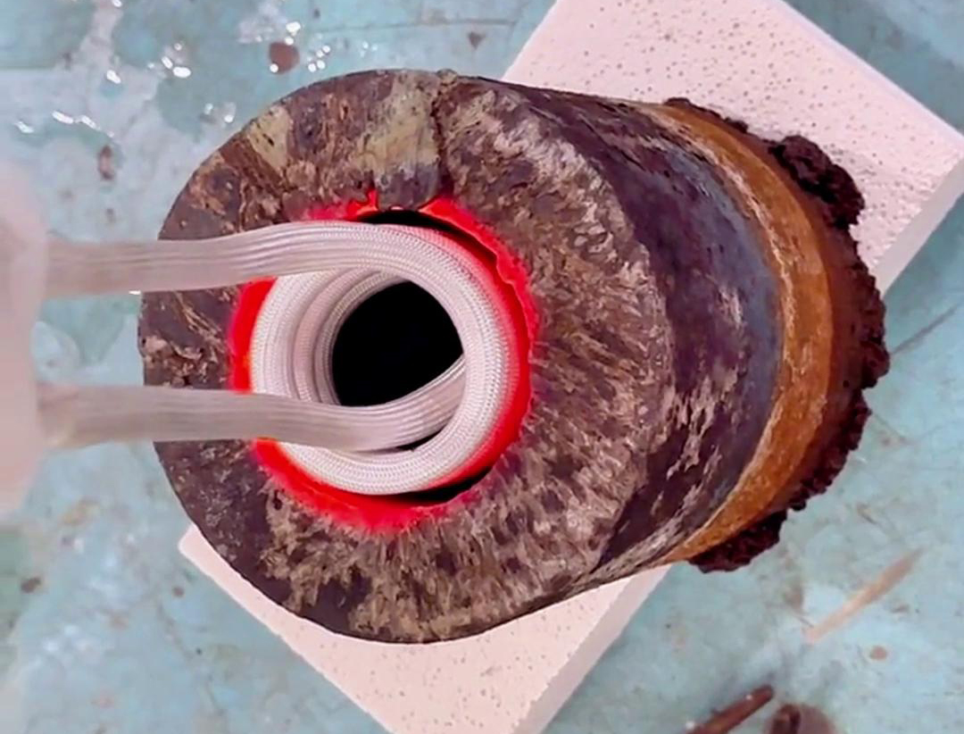 高頻內(nèi)孔加熱主要應用于工件的淬火過程，使內(nèi)孔表面在短時間內(nèi)達到較高的溫度，以實現(xiàn)淬火效果