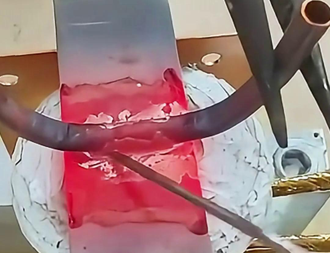 手持式高頻機利用高頻電流在工件中產(chǎn)生渦流，從而使銅件局部快速加熱至熔化狀態(tài)完成焊接