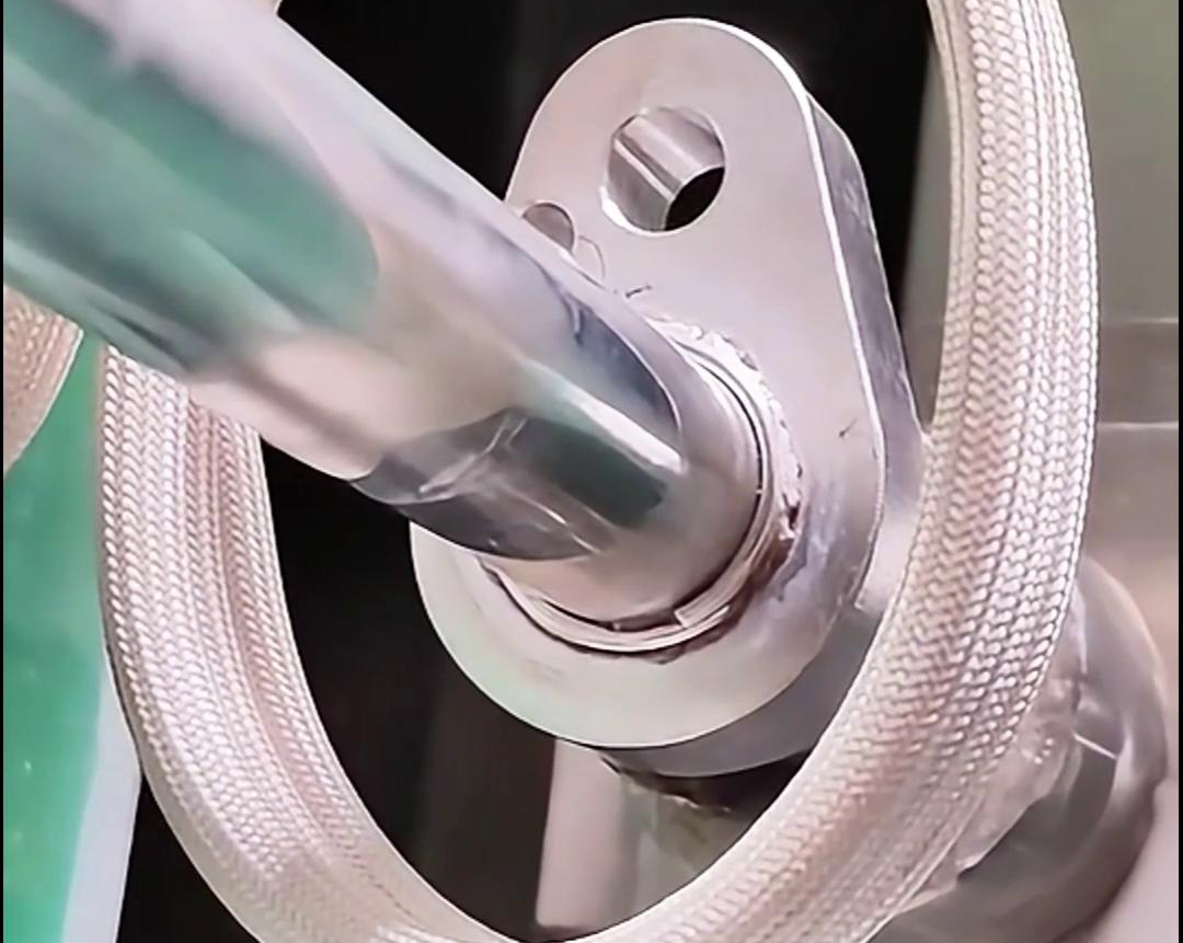 鋁件鋁管高頻焊接具有焊接速度快、焊縫美觀、生產(chǎn)效率高等優(yōu)點