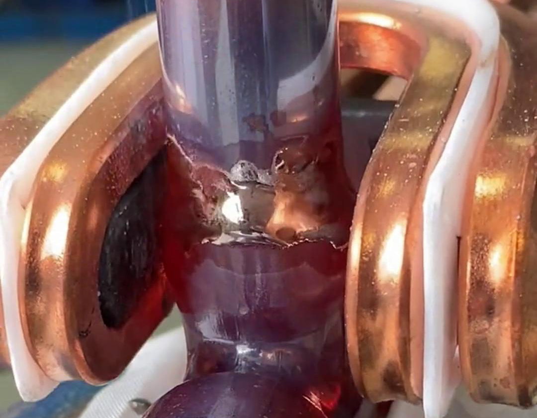 這就是手持式高頻焊機焊接銅管的效果，有了它，可以放棄大部分火焰焊接場合了